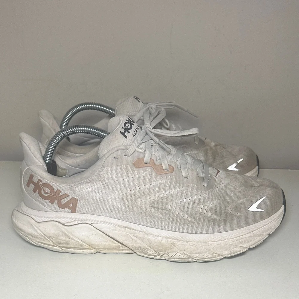 Hoka Arahi 6 Women's Cream and Tan Sneakers